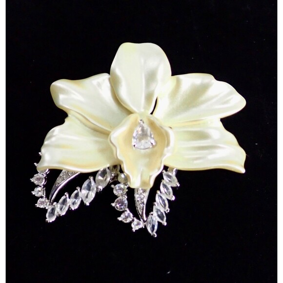 Nolan Miller Signed Ivory Orchid Floral Clear Crystal Rhinestones Brooch Vintage - Picture 3 of 16